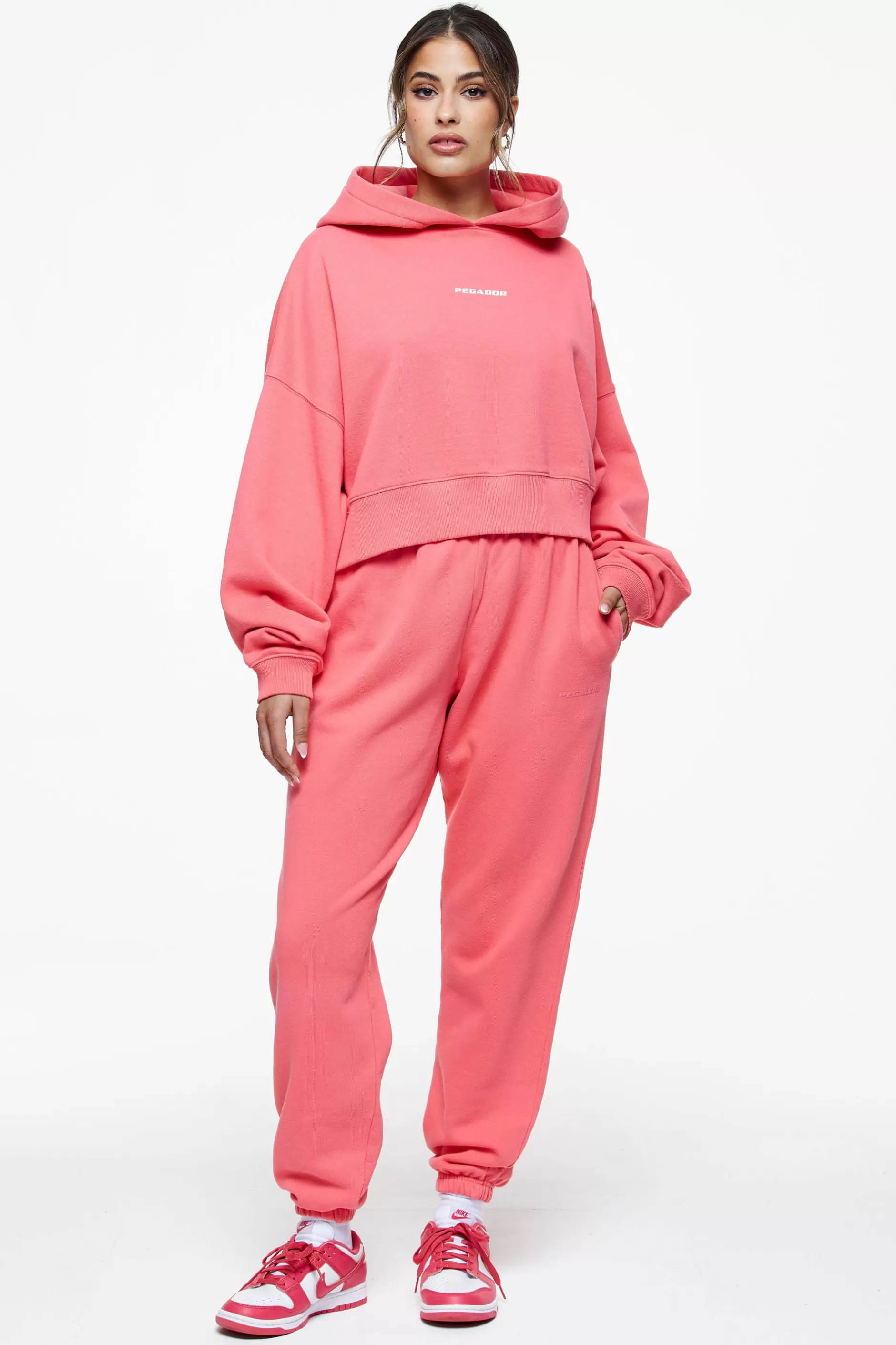 Shop Pegador Culla Logo Oversized Cropped Hoodie Vintage Washed Strawberry