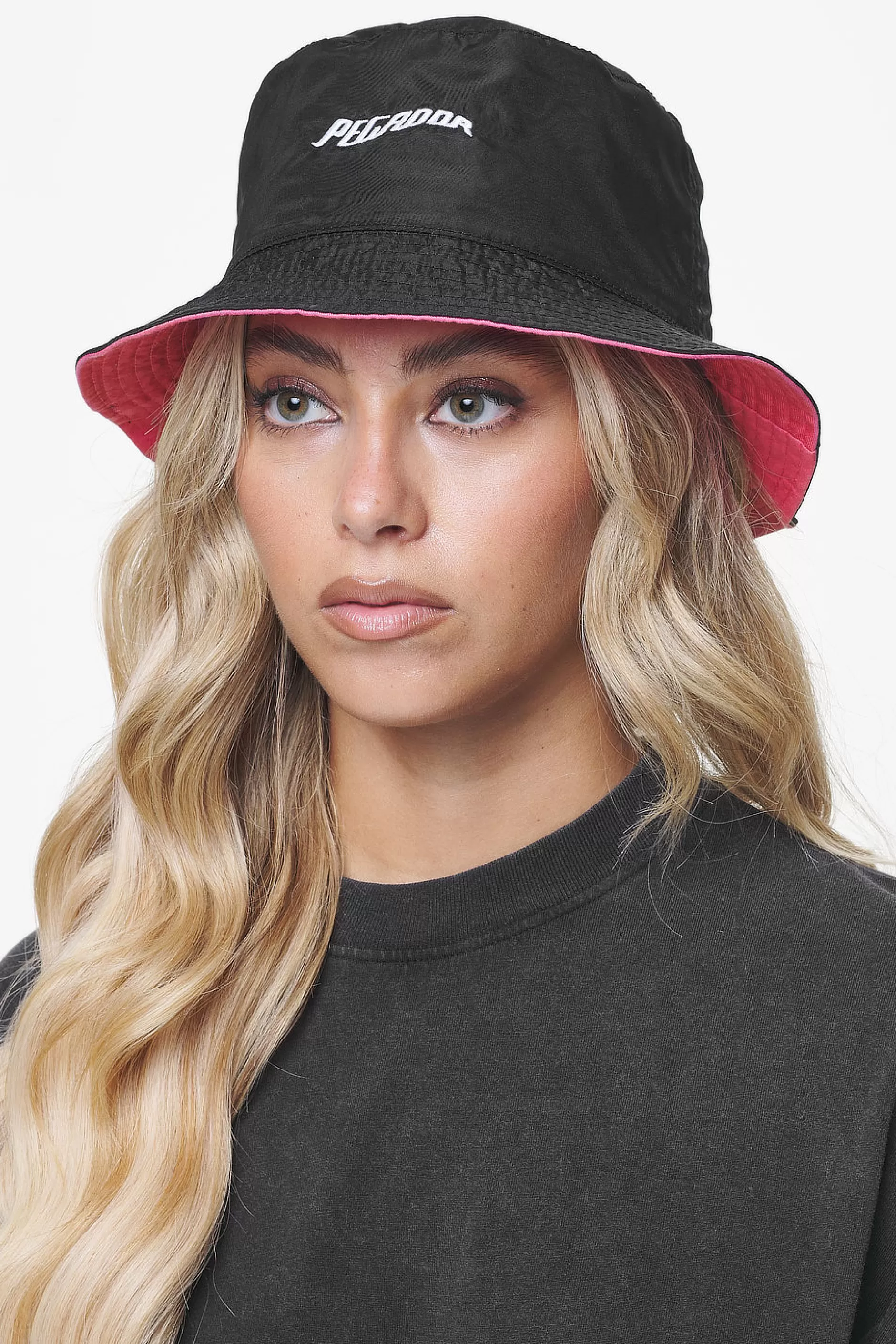 Hot Pegador Juan Reversible Bucket Hat Black Strawberry